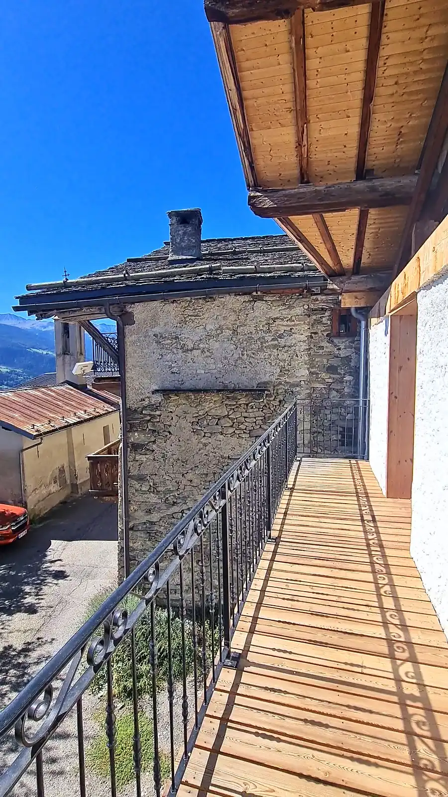Le balcon et les maisons en pierre du hameau
