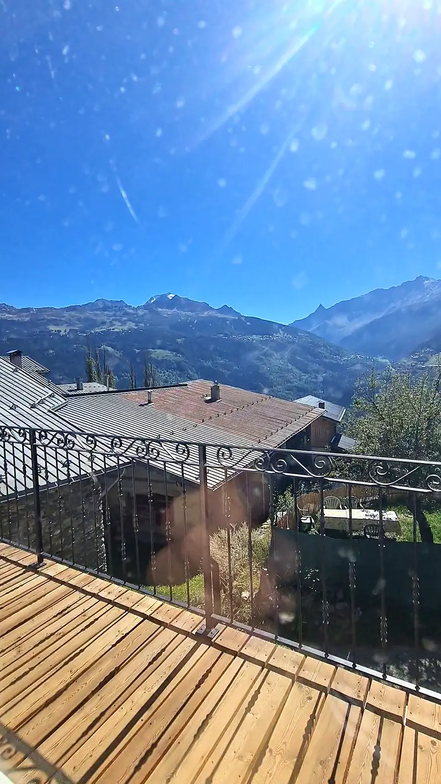Vue sur la vallée et les sommets depuis le balcon