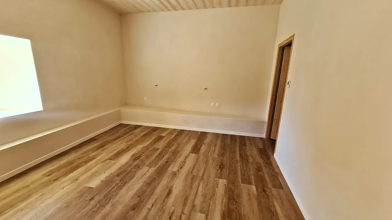 Chambre du rez-de-chaussée avec banquette sous la fenêtre