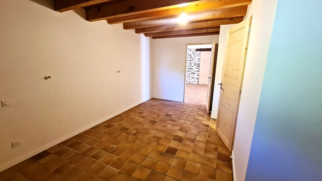 Chambre aux tomettes et poutres apparentes