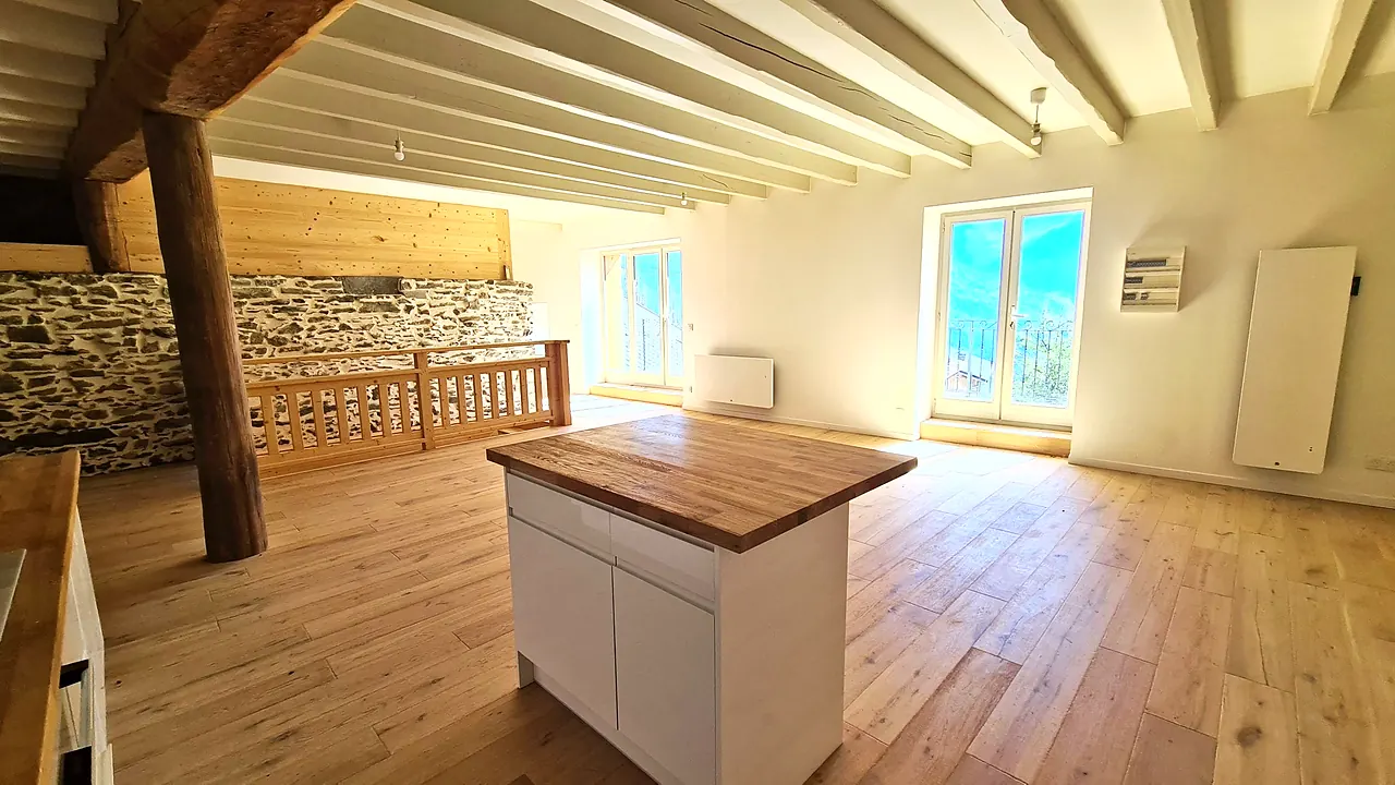 Cuisine équipée avec îlot central et plan de travail en bois