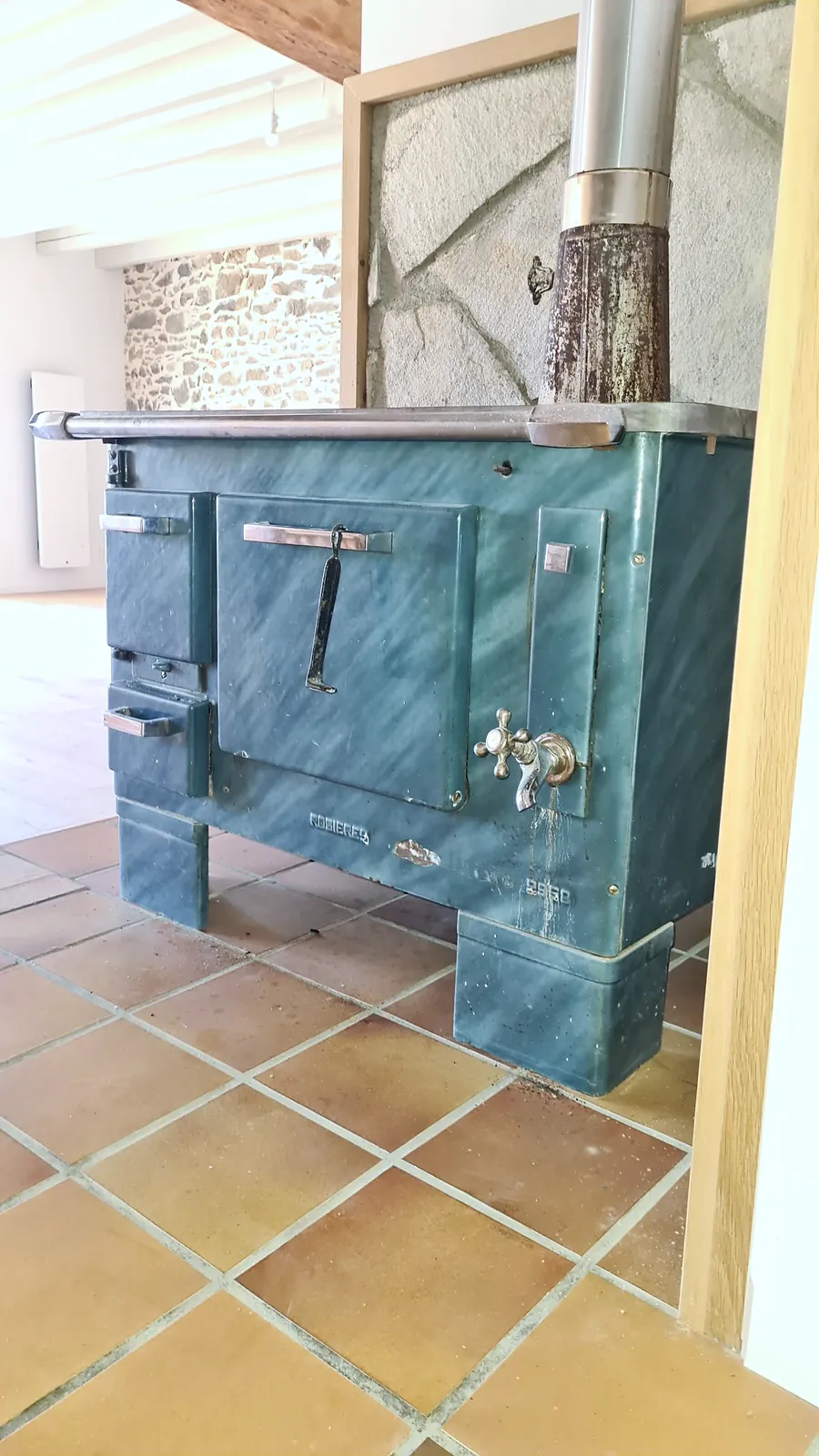 Cuisinière à bois émaillée dans le séjour