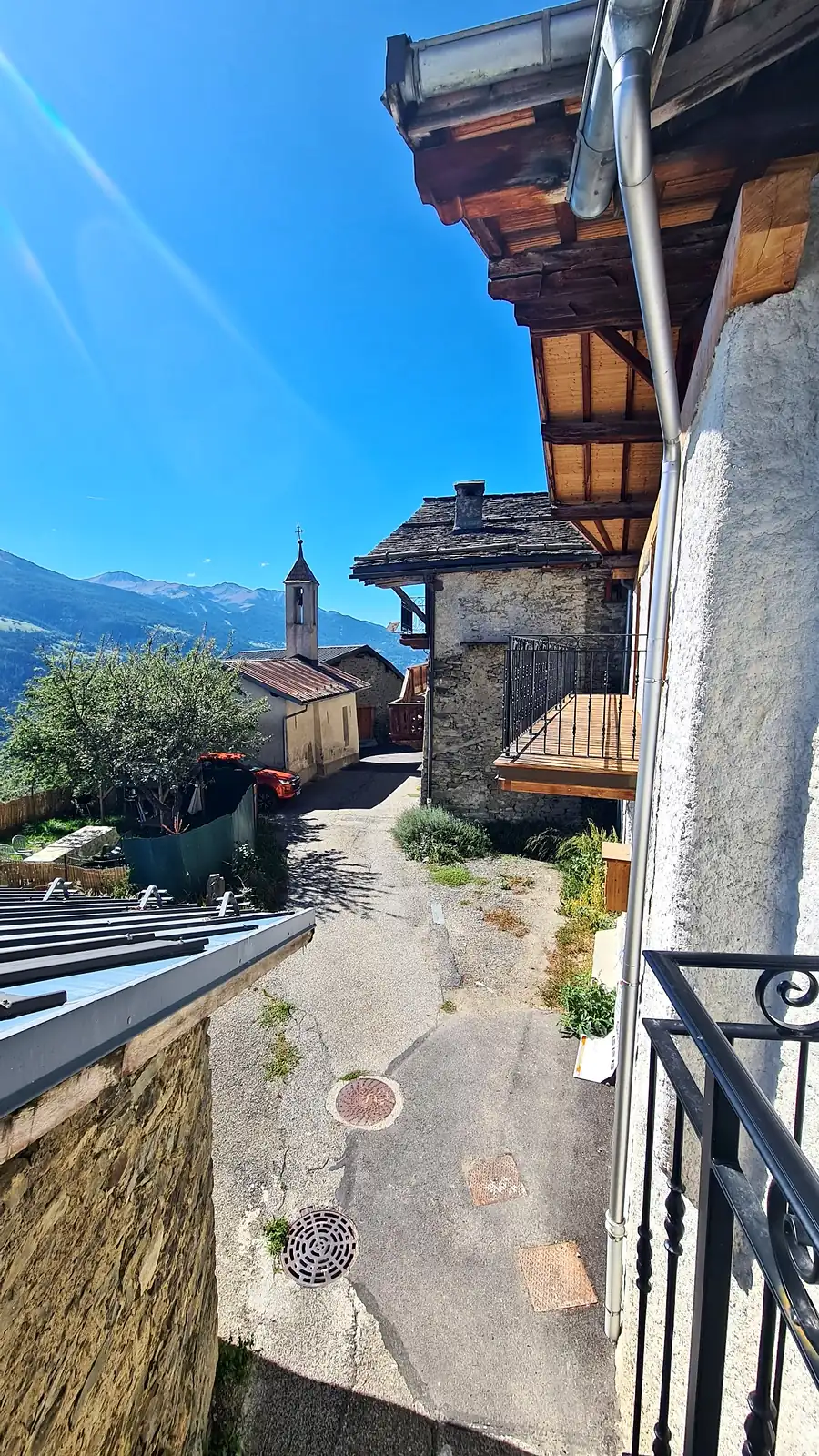 Le hameau de Couverclaz, son clocher et les montagnes