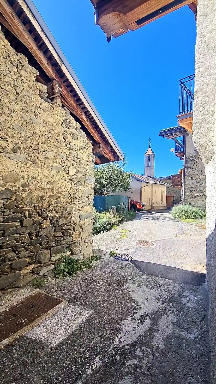 Ruelle du hameau de Couverclaz et son clocher