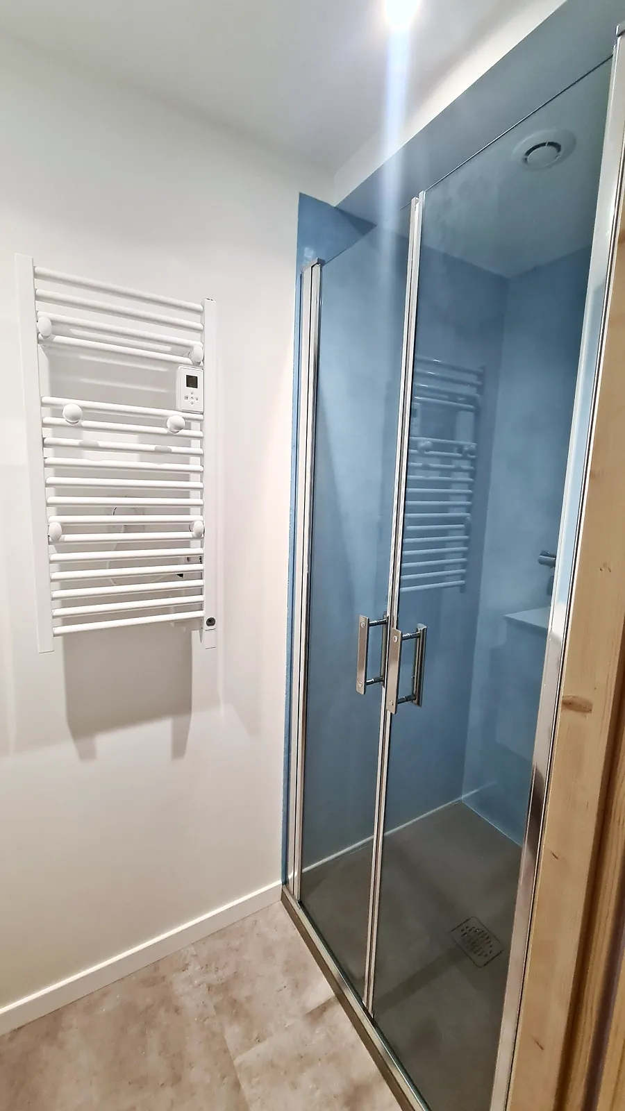 Douche vitrée et sèche-serviettes, revêtement Béal Mortex