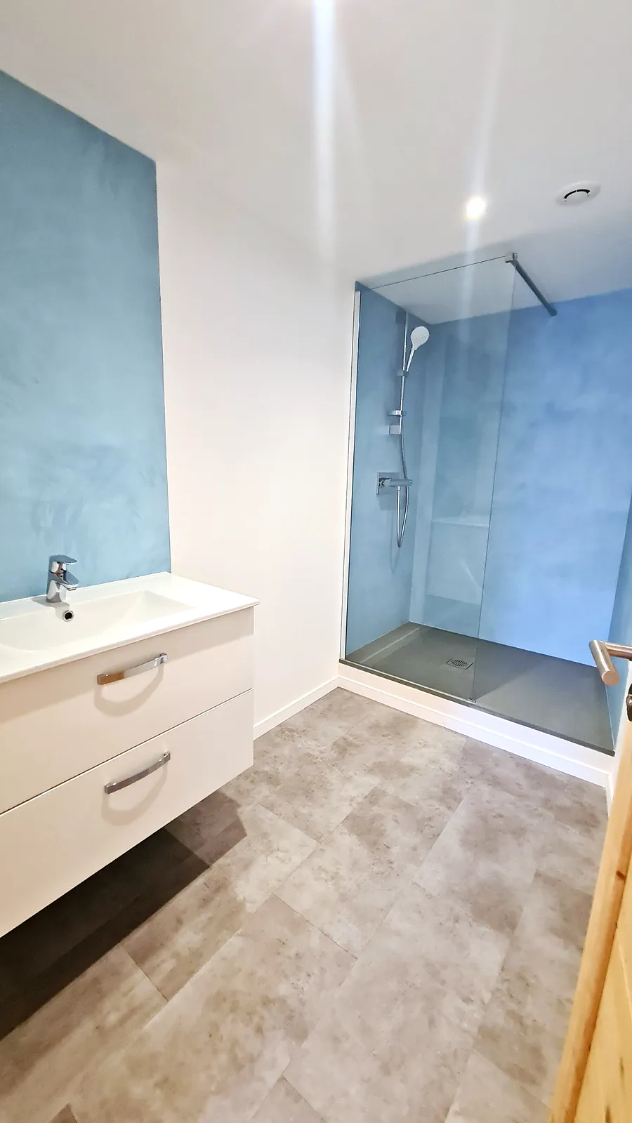 Salle d'eau à l'étage avec douche vitrée et meuble vasque