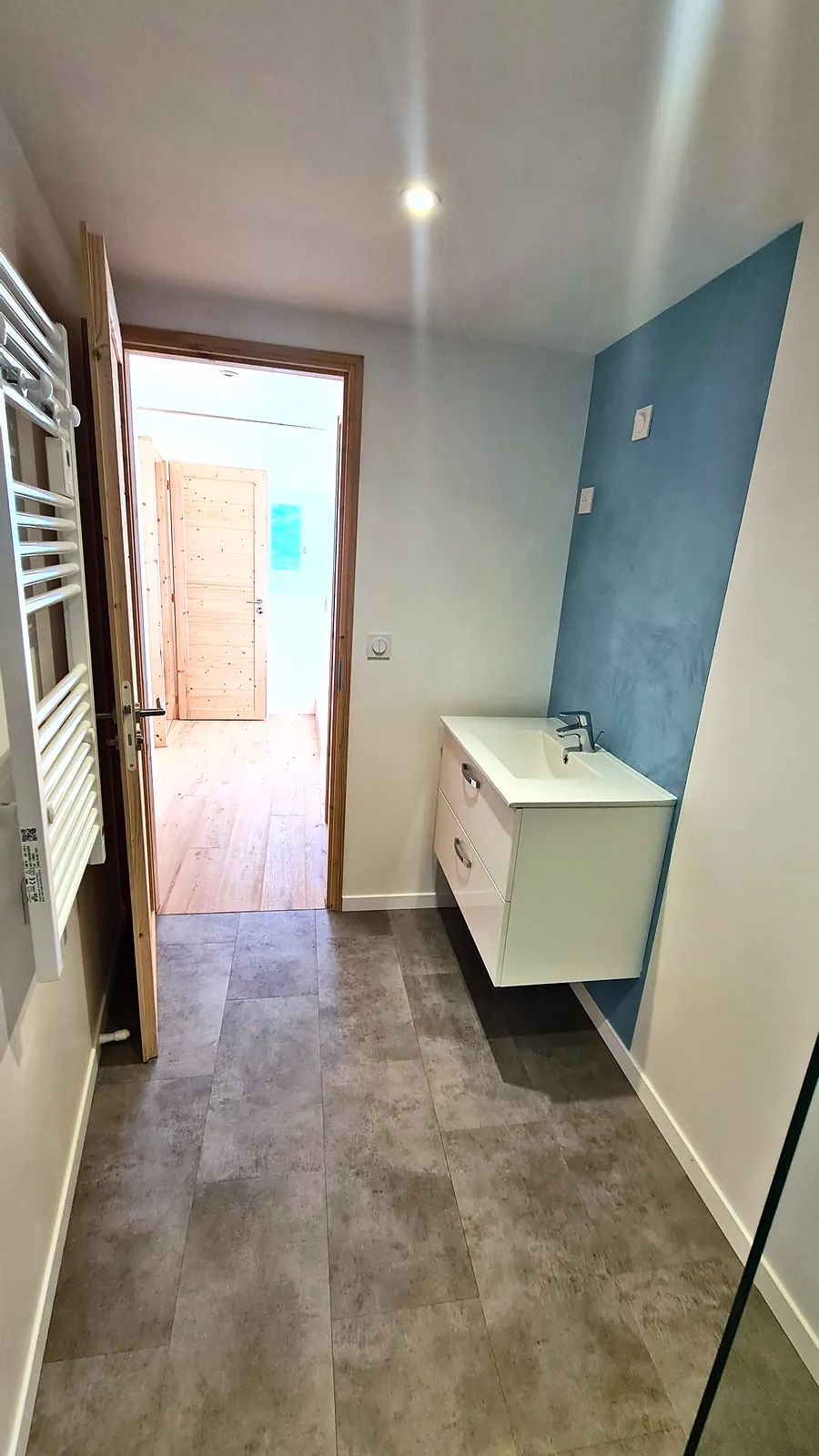 Salle d'eau avec mur en Béal Mortex bleu