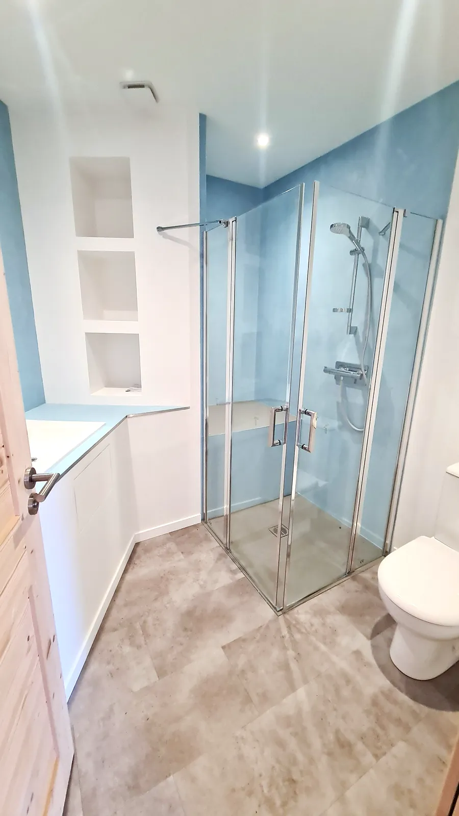 Salle d'eau avec douche vitrée, niches et revêtement Béal Mortex