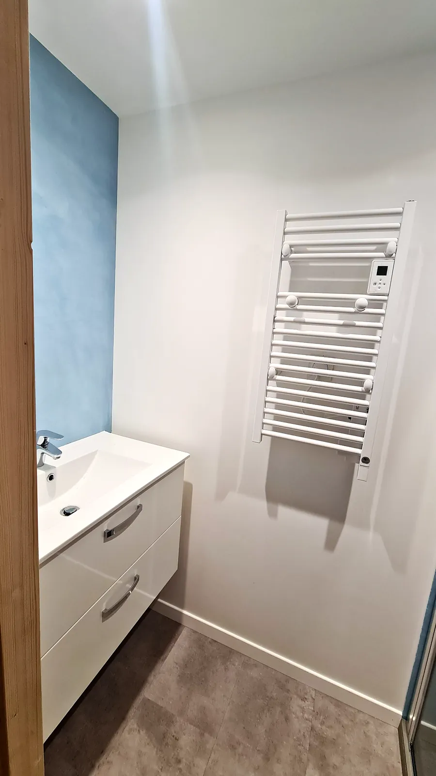 Meuble vasque et sèche-serviettes électrique