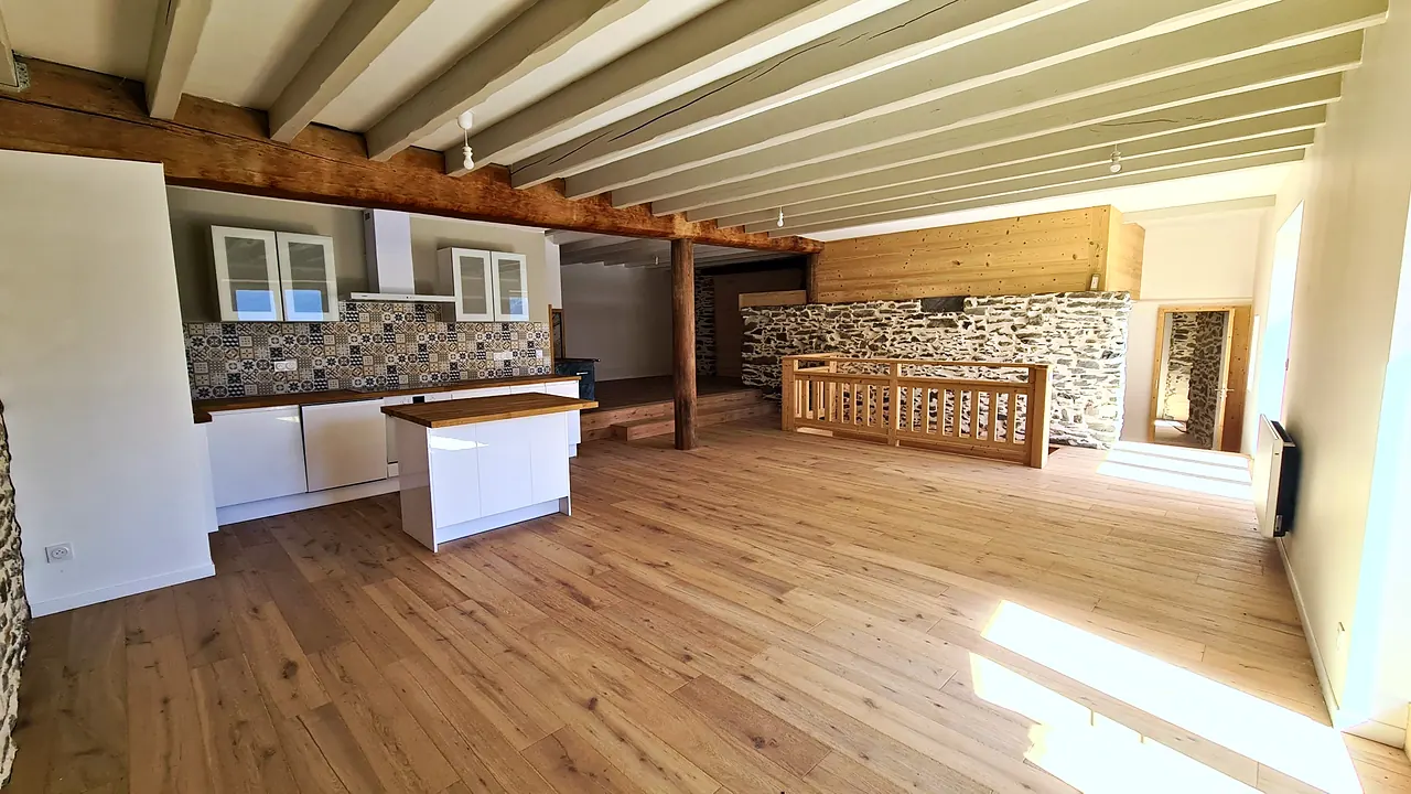 Séjour de 65 m² avec cuisine ouverte, parquet et plafond à solives